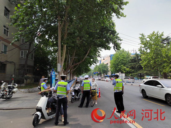 石家莊交警在查處非機動車違章。人民網(wǎng)祝龍超攝