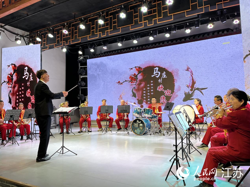 馬莊農(nóng)民樂(lè)團(tuán)在排練節(jié)目。人民網(wǎng) 李子佩攝