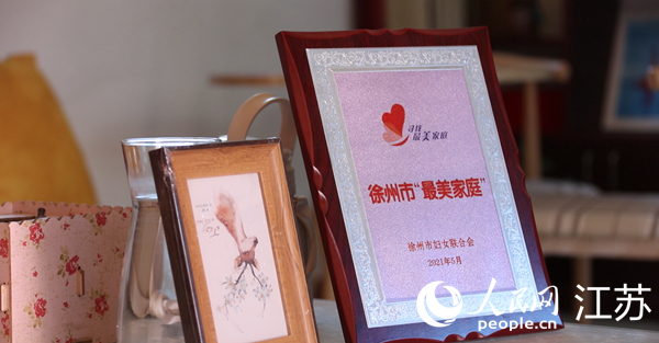 王繼蓮家庭獲得的部分榮譽(yù)。人民網(wǎng) 冷金明攝