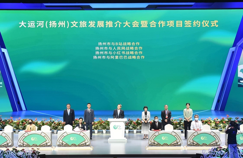 揚(yáng)州市副市長劉流與人民網(wǎng)股份有限公司江蘇分公司總經(jīng)理汪崢嶸作為代表分別簽署了戰(zhàn)略合作協(xié)議。文斌攝