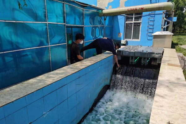 邯鄲市雞澤縣藍(lán)天污水處理廠員工正在出水口進(jìn)行水質(zhì)檢測(cè)。鄭佳欣攝