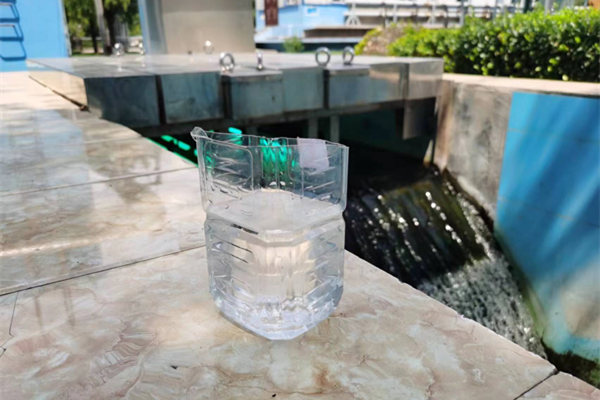 在邯鄲市雞澤縣藍(lán)天污水處理廠，污水經(jīng)過(guò)處理后清澈透明。鄭佳欣攝