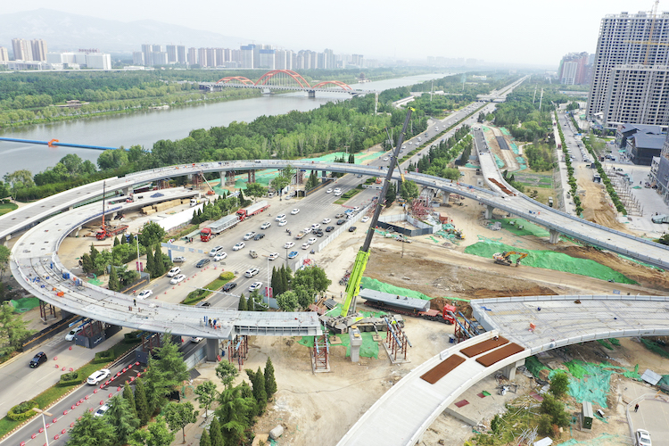 市區(qū)五一路快速通道工程西段順利合龍。