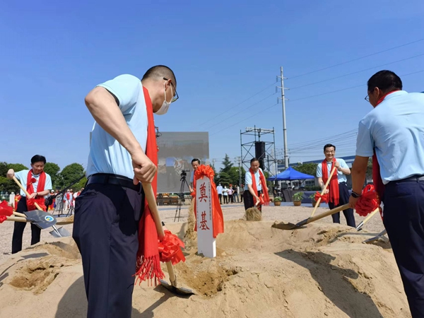 作為今年荷花節(jié)“開場秀”，理士新能源智造園區(qū)項(xiàng)目正式開工。人民網(wǎng) 馬曉波攝