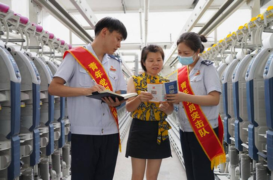 國家稅務(wù)總局常德市西洞庭西湖管理區(qū)稅務(wù)局成立青年黨員突擊隊(duì)，走進(jìn)常德銀駿紡織有限公司等企業(yè)送政策、問需求、解難題。受訪單位供圖