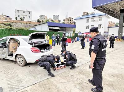 圖為民警對(duì)重點(diǎn)車輛是否攜帶毒品進(jìn)行檢查。省禁毒委供圖