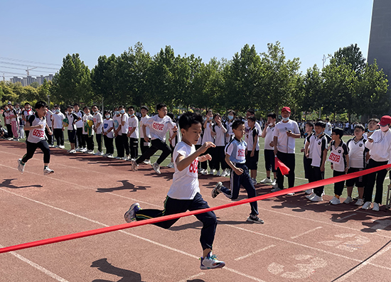 河北省威縣第四小學(xué)學(xué)生組織短跑比賽。 趙國華攝