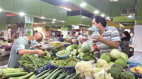 無錫市民在沁揚(yáng)市場(chǎng)和往常一樣購買農(nóng)副產(chǎn)品。宗曉東攝