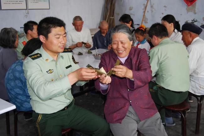 趙德恒與孤寡老人共度端午佳節(jié) 。 濱州市公安局海岸警察支隊(duì)岔尖派出所供圖