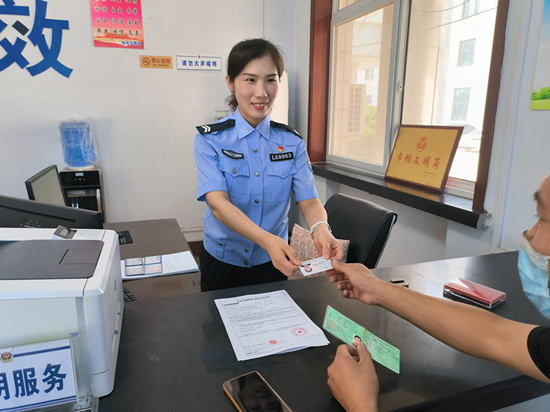 張靜正在為群眾辦理業(yè)務(wù)。 趙凱攝
