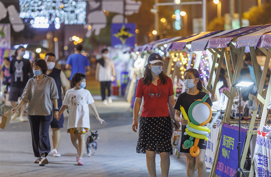 青年無限宇宙潮動市集匯聚眾多文創(chuàng)產(chǎn)品，豐富市民夜生活。王英浩攝