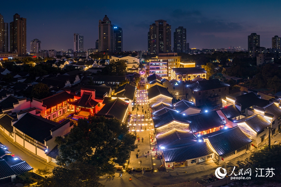 熙南里歷史文化休閑街區(qū)夜景。熙熙攝