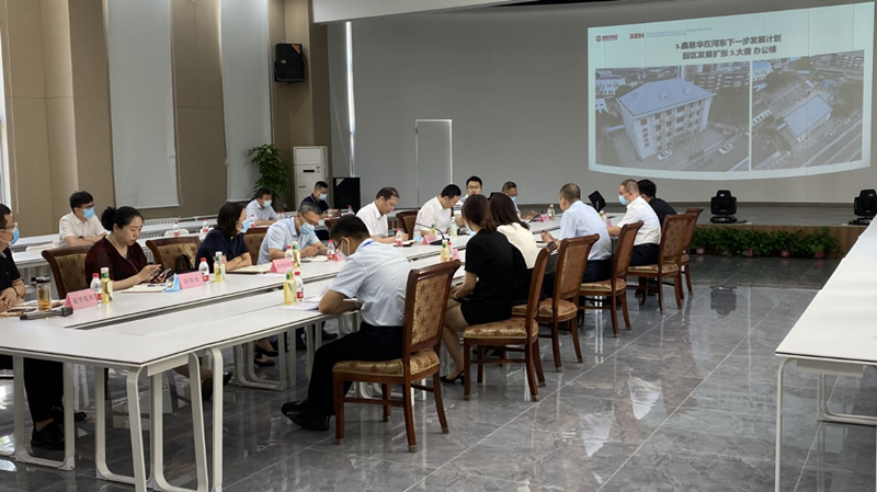 河東區(qū)委書記范少軍一行深入老電建公司辦公園區(qū)就盤活園區(qū)工作進行部署研究。河東區(qū)供圖