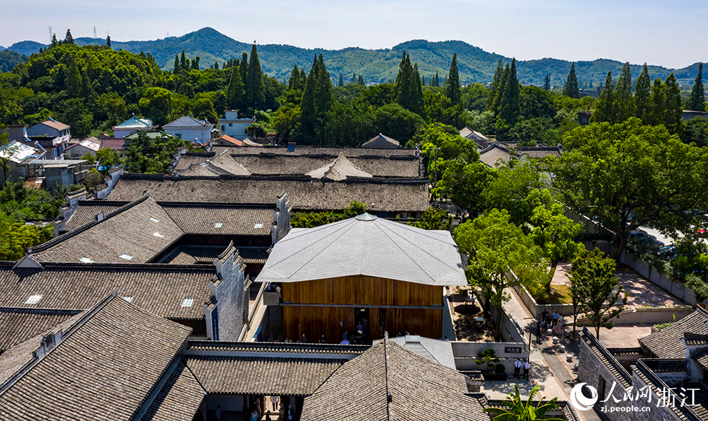 7月23日，空中俯瞰位于寧波市江北區(qū)慈城鎮(zhèn)的抱珠樓。人民網(wǎng) 章勇濤攝