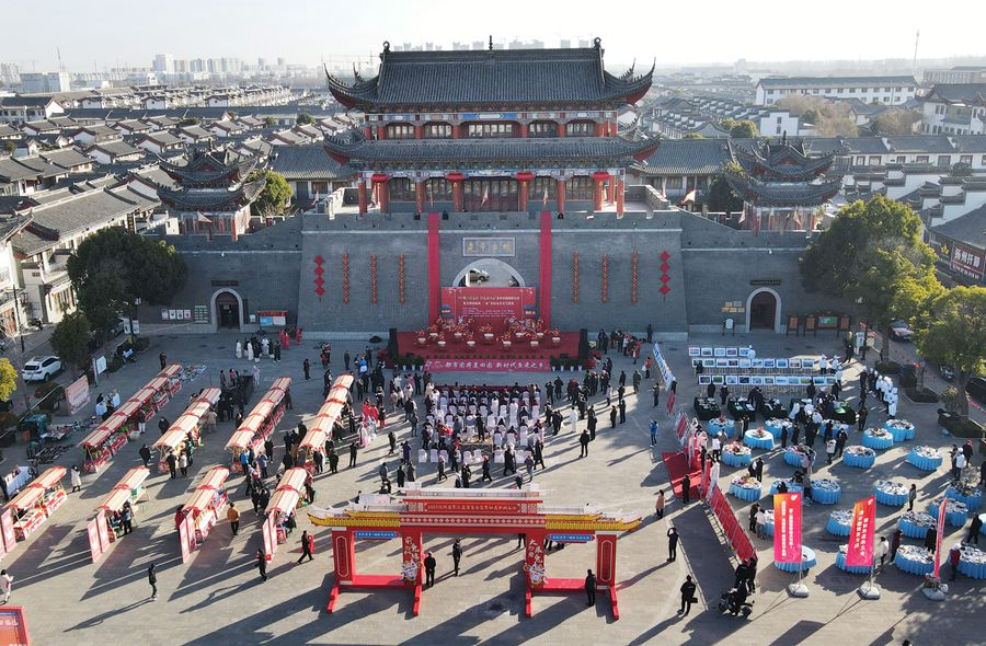 城門掛春聯(lián)，金湖沖刺“開門紅”。陳義寶攝