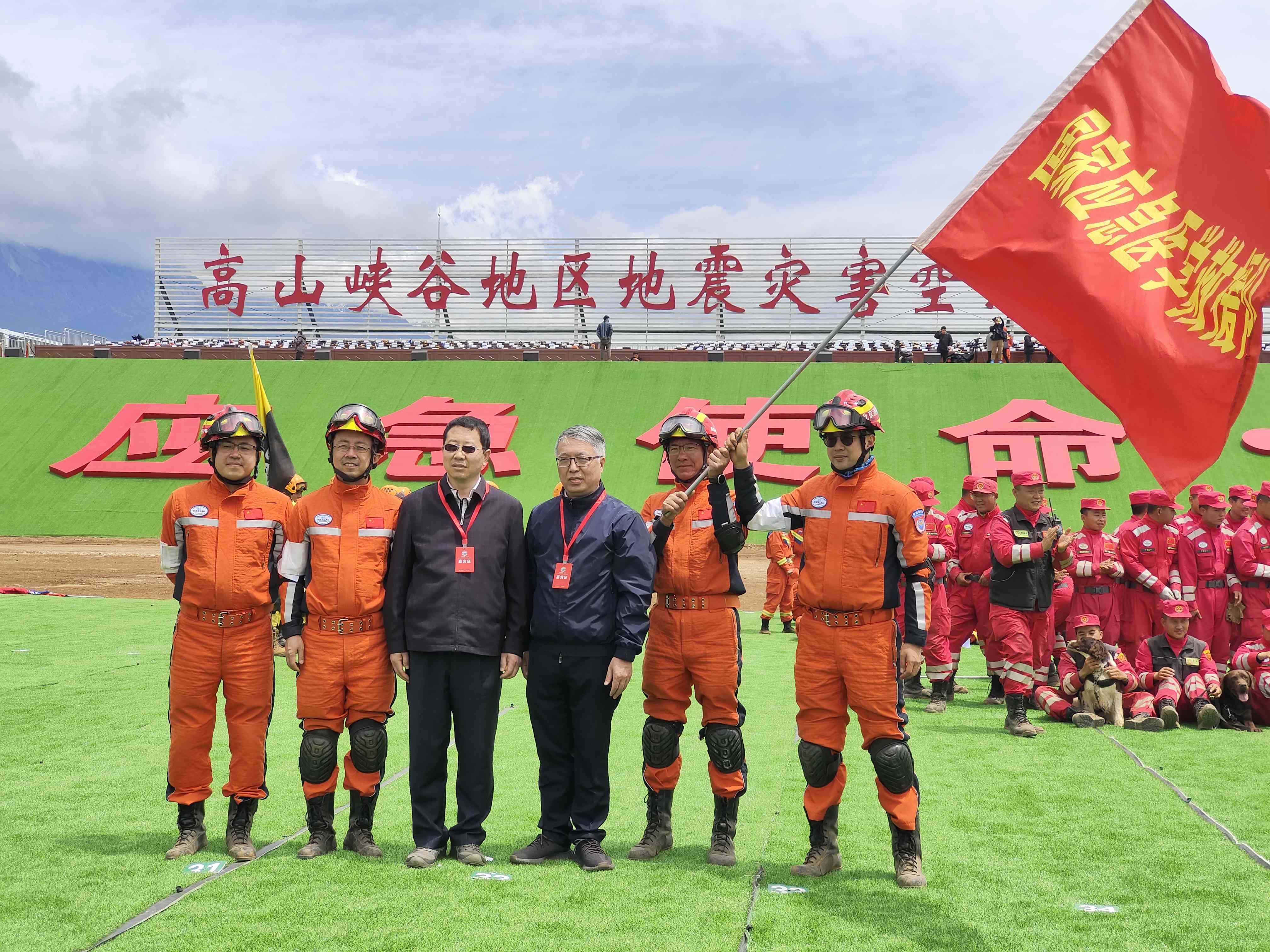 呂國(guó)忠以總領(lǐng)隊(duì)身份，帶領(lǐng)國(guó)家應(yīng)急醫(yī)學(xué)救援隊(duì)演練。受訪者供圖