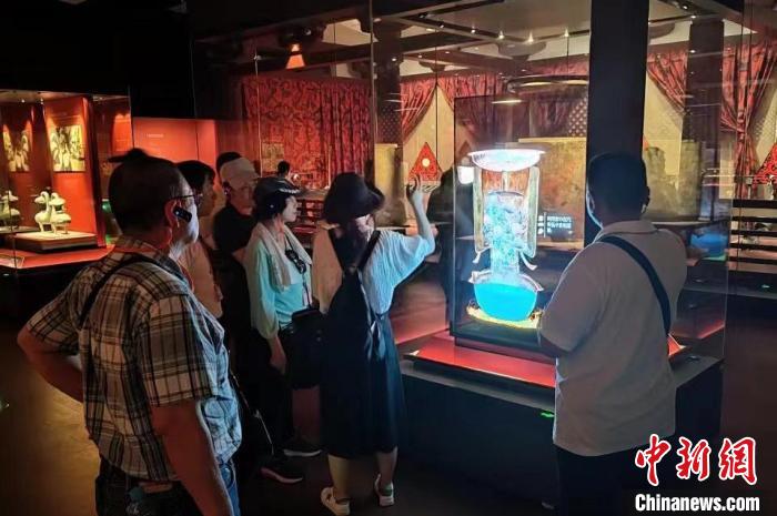 圖為臺灣新北市永和區(qū)里長聯(lián)誼會江西參訪團一行在南昌漢代海昏侯國遺址博物館內(nèi)參觀展出的珍貴文物?！●樞↓?攝
