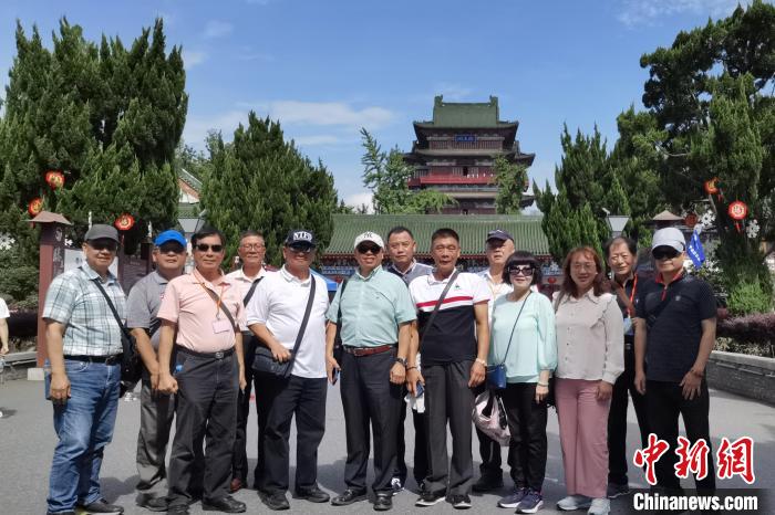 圖為臺灣新北市永和區(qū)里長聯(lián)誼會江西參訪團一行在南昌滕王閣前合影?！×鴷缘?攝