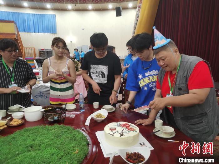 圖為內(nèi)蒙古臺(tái)辦為臺(tái)胞過(guò)生日?！±?lèi)?ài)平 攝