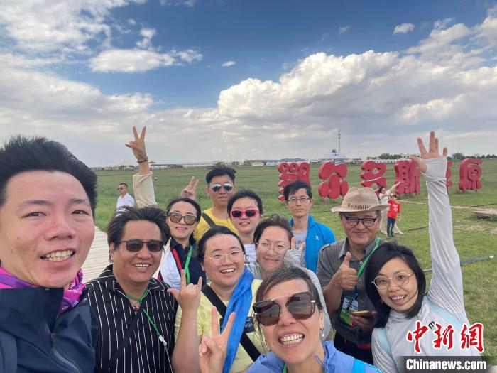 圖為臺(tái)胞在鄂爾多斯草原合影?！∪~冠賢 攝