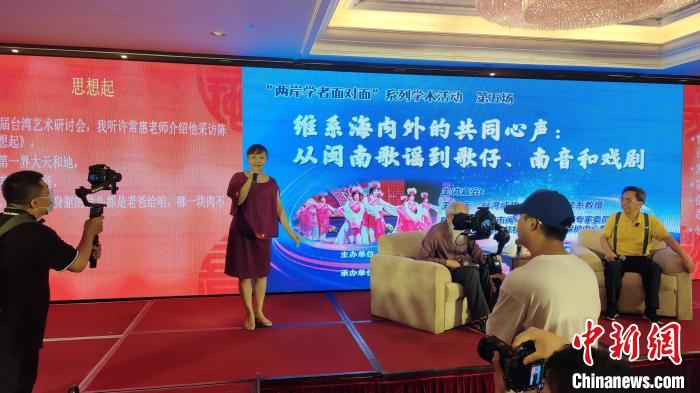 歌仔說唱非遺傳承人張月萍女士現(xiàn)場演唱?！罘?攝