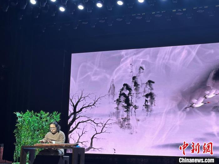 閩派古琴名家陳志強(qiáng)演奏一曲《流水》?！堺惥?攝