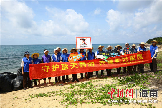 環(huán)保志愿者呼吁停止隨地扔垃圾、破壞環(huán)境等不文明行為。
