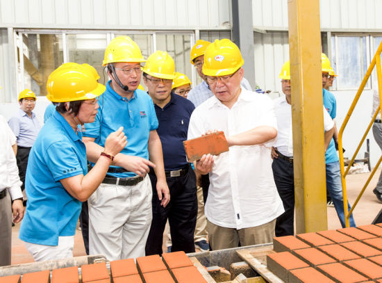 2019年6月21日下午，省長沈曉明在三亞建筑廢棄物綜合利用廠，查看用建筑廢棄物綜合處理后制成的再生水泥磚。海南日報記者 宋國強 攝