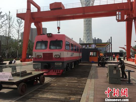 公園內(nèi)的火車車廂與貨場龍門吊等工業(yè)遺跡?！「呒t超 攝