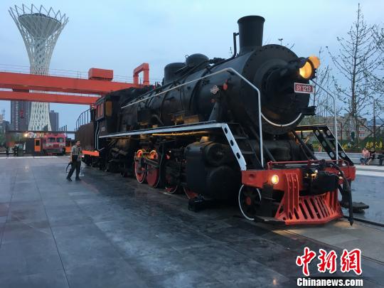 公園內(nèi)保留布置了蒸汽時代火車頭?！「呒t超 攝
