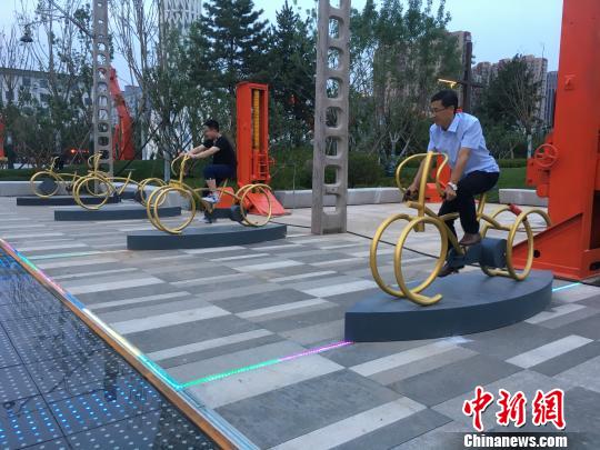 市民使用公園內(nèi)的健身設(shè)施?！「呒t超 攝