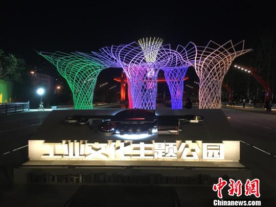 夜晚，奧運(yùn)“五色樹”的燈光?！「呒t超 攝