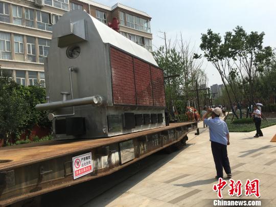 公園內(nèi)陳列著臥式蒸汽鍋爐等工業(yè)產(chǎn)品?！「呒t超 攝