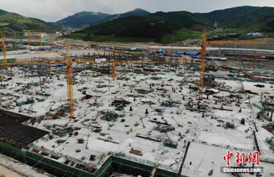 6月28日，航拍鏡頭下的河北張家口冬奧會(huì)太子城冰雪小鎮(zhèn)項(xiàng)目。太子城冰雪小鎮(zhèn)項(xiàng)目位于2022年冬奧會(huì)張家口賽區(qū)核心區(qū)，連接張家口賽區(qū)云頂和古楊樹兩個(gè)競(jìng)賽場(chǎng)館群，建成后將承擔(dān)賽時(shí)核心區(qū)配套保障功能，提供冬奧頒獎(jiǎng)、貴賓接待、交通換乘、休閑娛樂(lè)等服務(wù)，賽后將成為一座國(guó)際化四季度假小鎮(zhèn)。 中新社記者 楊艷敏 攝