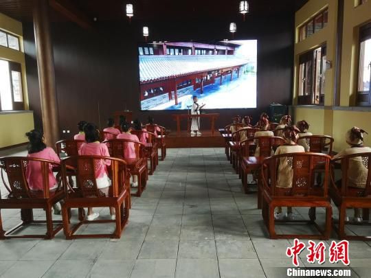 學(xué)生們?cè)诖笤瓡?shū)院誦讀國(guó)學(xué)經(jīng)典。　王鵬 攝