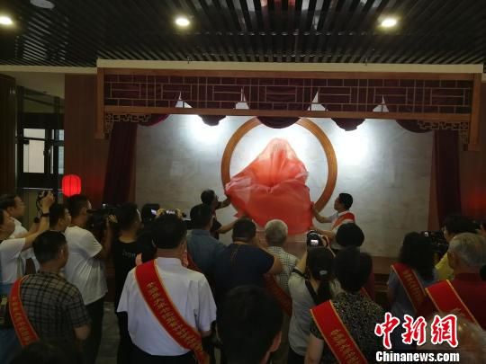 為董子石像揭幕?！⊥貔i 攝