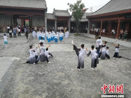 誦讀國(guó)學(xué)經(jīng)典展演?！⊥貔i 攝