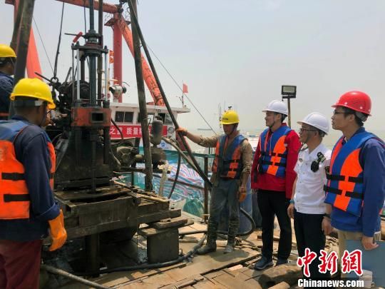 圖為勘察設計人員與常熟海事局執(zhí)法船在現(xiàn)場配合鉆探施工?！∥赫?攝