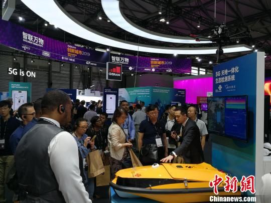 圖為現(xiàn)場人員講解5G“天地一體化”生態(tài)檢測系統(tǒng)。　任柏松 攝