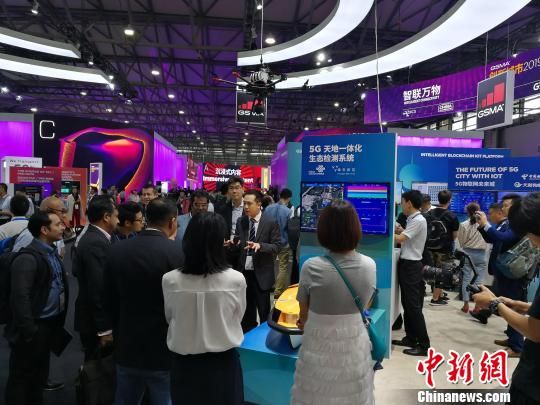 雄安新區(qū)展臺吸引不少眾多觀眾駐足關(guān)注。　任柏松 攝
