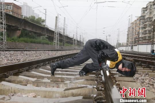 蘭州西工務段蘭州線路車間職工檢查線路幾何尺寸?！⊥豕廨x 攝