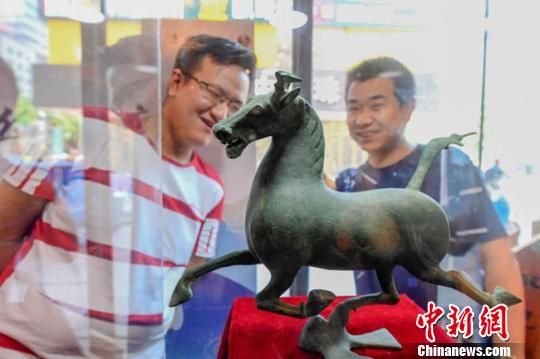 甘肅省博物館將榮登《國(guó)家寶藏》的文物銅奔馬和人頭形器口彩陶瓶搬到了絲路如意餐廳，讓顧客在餐廳內(nèi)就能近距離的和文物面對(duì)面?！＄娦?攝
