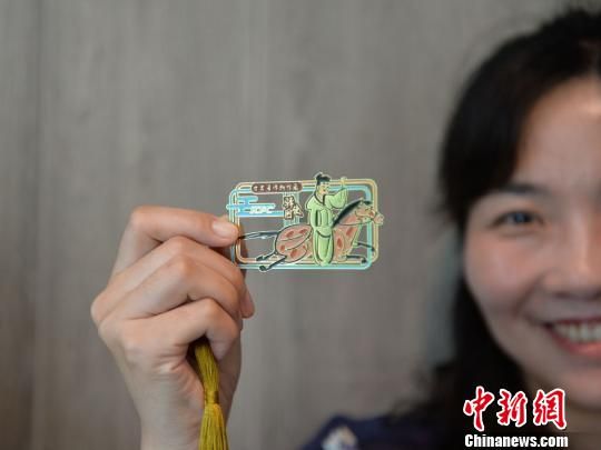 絲路主題餐廳內(nèi)推出的文創(chuàng)產(chǎn)品?！＄娦?攝