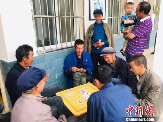 圖為老年人“興趣驛站”中的棋牌組?！“瑧c龍 攝