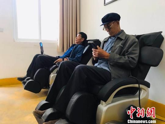 袁家壩村老年人使用按摩椅?！“瑧c龍 攝