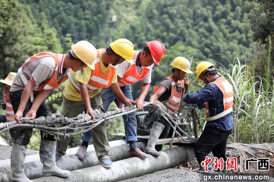 8月13日，融水苗族自治縣境內(nèi)的羅融二級(jí)公路施工路段，工人們正冒著37℃的高溫在進(jìn)行作業(yè)。
