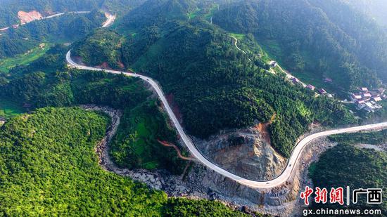 8月13日，正在進(jìn)行收尾施工的羅融二級(jí)公路穿過(guò)安太鄉(xiāng)寨懷村路段。