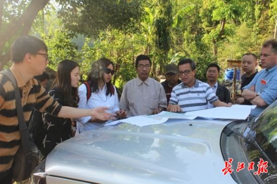 在尼泊爾，武漢市土地利用和城市空間規(guī)劃研究中心設(shè)計(jì)團(tuán)隊(duì)現(xiàn)場踏勘。(武漢市土地利用和城市空間規(guī)劃研究中心 供圖)