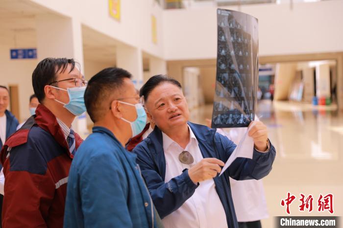 上海專家們采用“一對一”指導(dǎo)等方式，帶動日喀則市人民醫(yī)院科室、醫(yī)生業(yè)務(wù)水平的提升?！∩虾＝淮筢t(yī)學(xué)院供圖