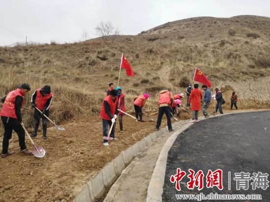 圖為尖扎干部職工生態(tài)建設(shè)和環(huán)境保護(hù)現(xiàn)場。尖宣 供圖